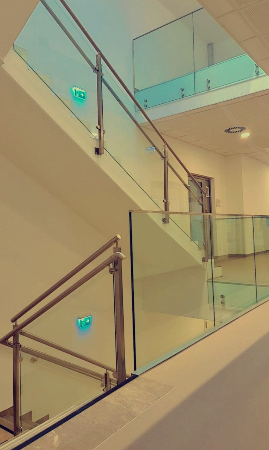 Aluminium-Glasgeländer Treppenhaus Elegantes Aluminium-Glasgeländer im Treppenhaus mit modernem Design