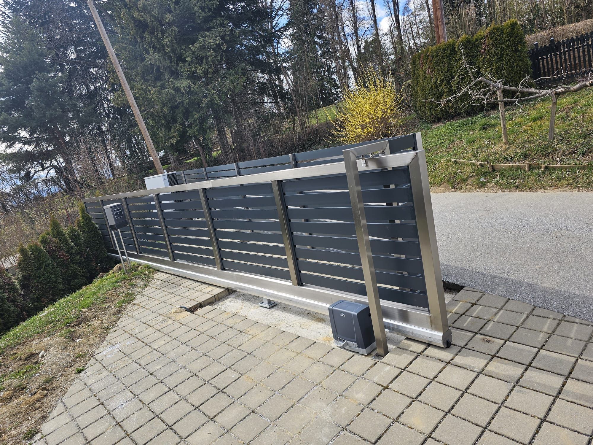 Elektrisches Einfahrtstor mit Antrieb Automatisches anthrazitfarbenes Einfahrtstor mit elektrischem Antrieb und Fernbedienung