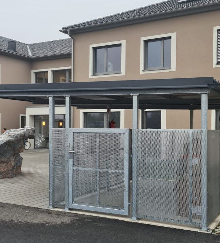 Aluminium-Mülltonnenverkleidung Maßgeschneiderte Mülltonnenverkleidung aus Aluminium mit praktischem Zugang